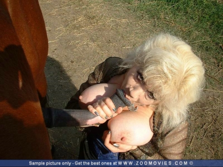 Толстая старушка играет с лошадиным членом фото зоопорно