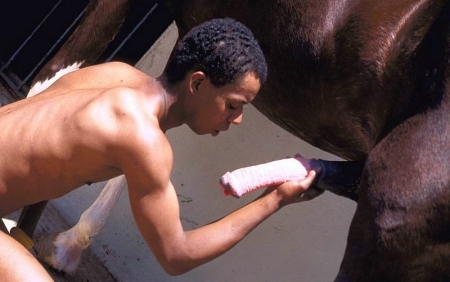 Конь размял жопу пассивному негру фото секс зоо