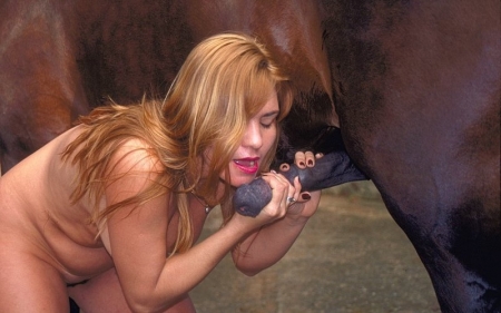 Сочная супруга играет с конским хуем реальное зоо порно фото