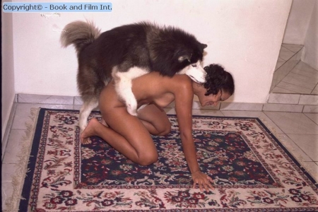 На порно фото зоо собаки ебут и вылизывают своих хозяек
