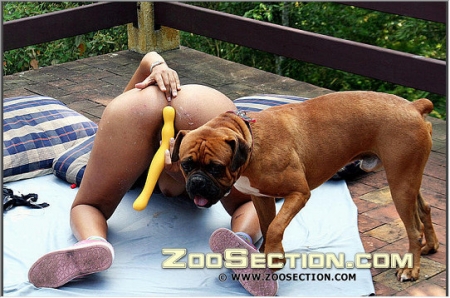 Зоо порно фото смуглая баба играет с собачьим писюном