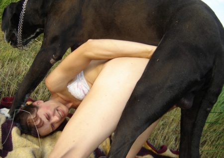 Развратная русская девушка встала рачком и порется с крупным песиком онлайн зоо порно фотоснимки