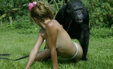 Две очаровательные голые малышки устроили настоящий интим с обезьяной зоопорно фото онлайн