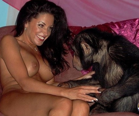 Симпатичная зоофилка с большими сиськами отдается огромной обезьяне порно зоо фото онлайн