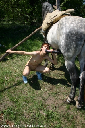 Голый парень взял в рот толстый лошадиный хер на зоопорно фото онлайн