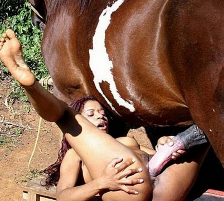 Распиздяйка с разношенным влагалищем отдается коню на зоопорно фотках