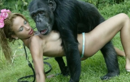 Симпатичные девчонки с бритыми письками устроили секс с обезьяной