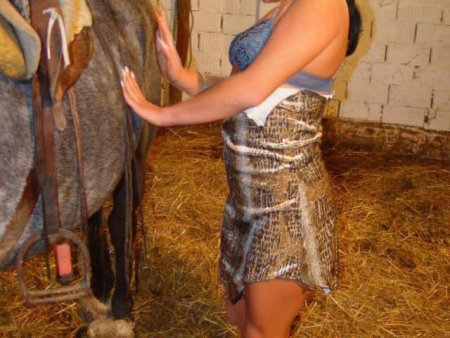 Порно зоо фото дамочка с обнаженными сиськами ласкает хуй коня ротиком