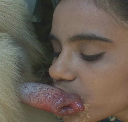 Красотка трахается с собакой на природе - развратное зоо порно фото