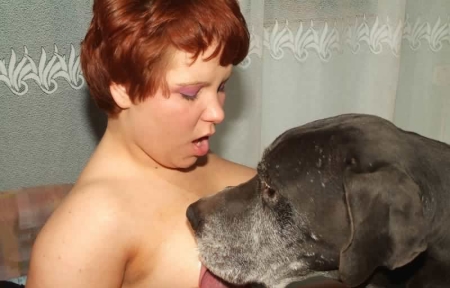 Подружка помогла собаке всадить твердый пенис в пизду зоофилке